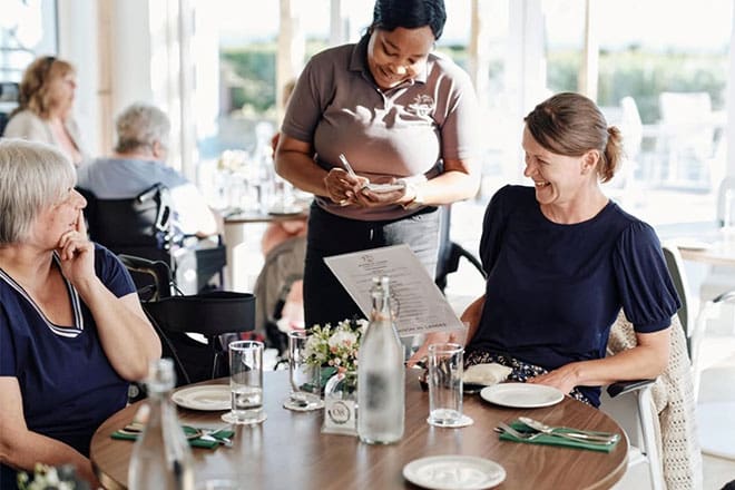Maison-Des-Landes-Waiter